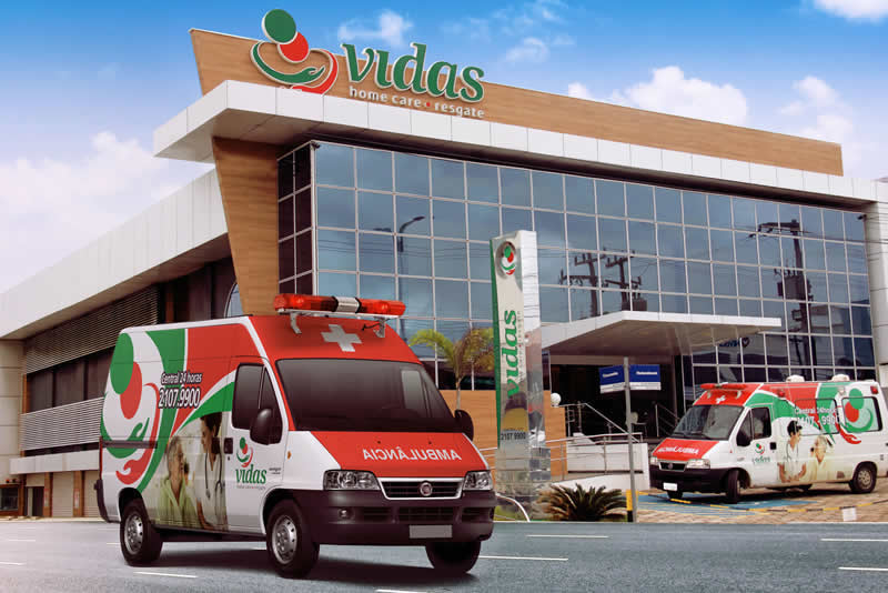 Fachada do Vidas Resgate Home Care, local do SIMAD, com ambulâncias estacionadas na frente